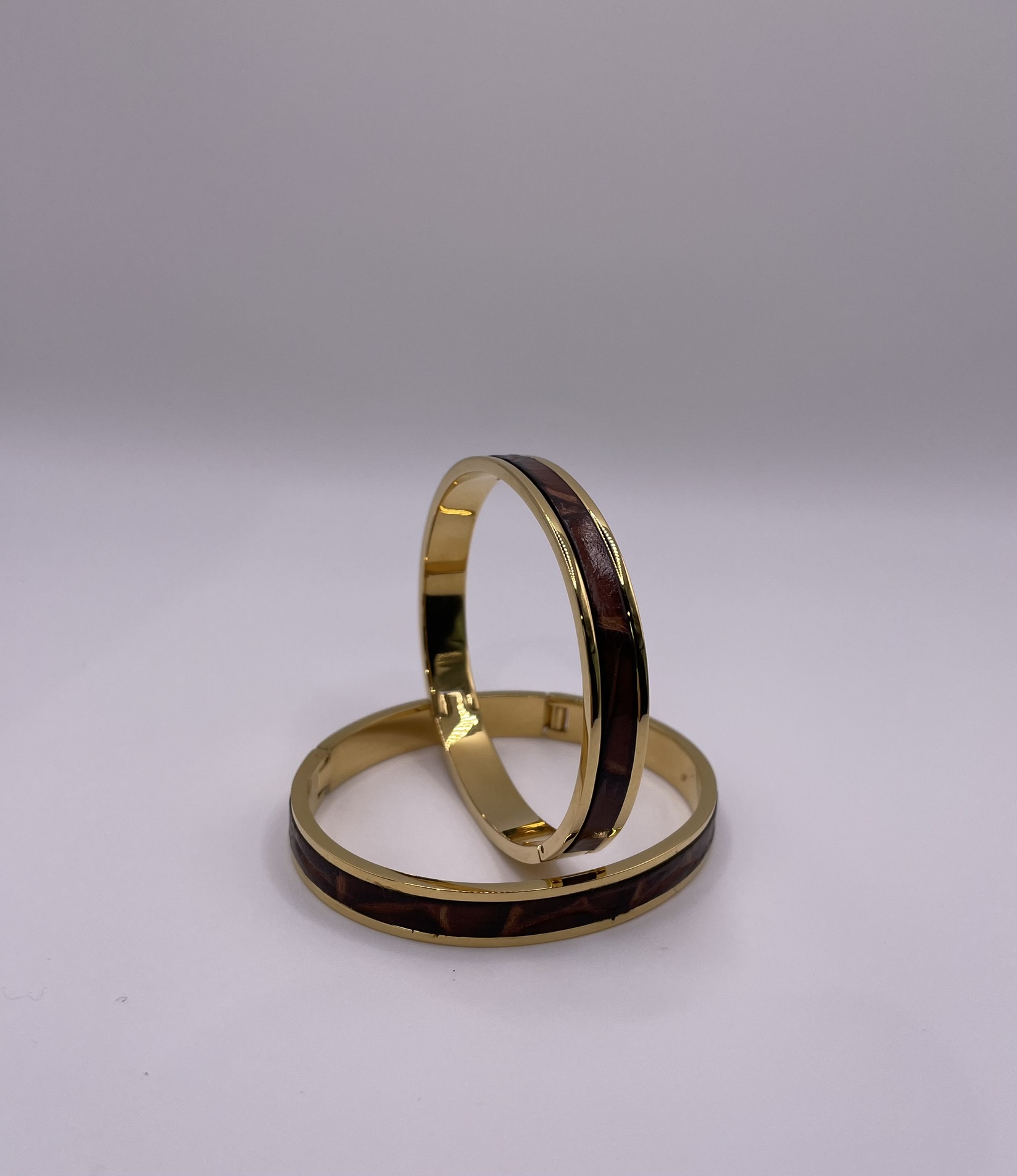 Pulsera de Acero Bañado en Oro con Cuero Artesanal